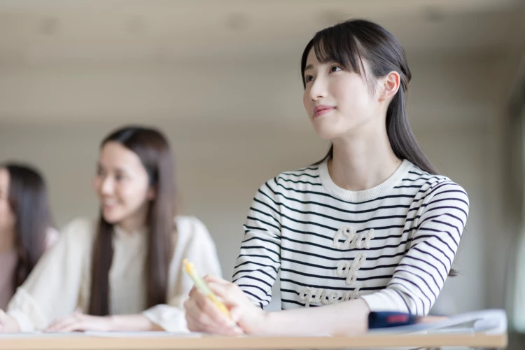 年上好きの女子大生のイメージ画像